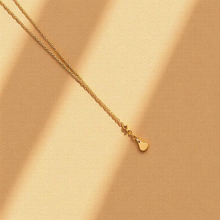 Colar banhado a ouro exibido na loja de exemplo